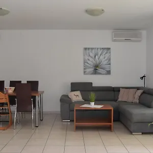 Apartman Andrea, Cizici